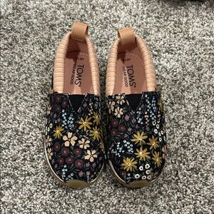 Toddler girl size 9 9T slip on Tom’s shoes pink, navy, floral, great condition